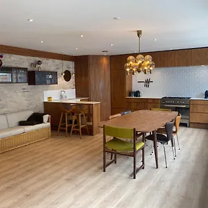 - Beautifully Renovated Luxus Apartment
